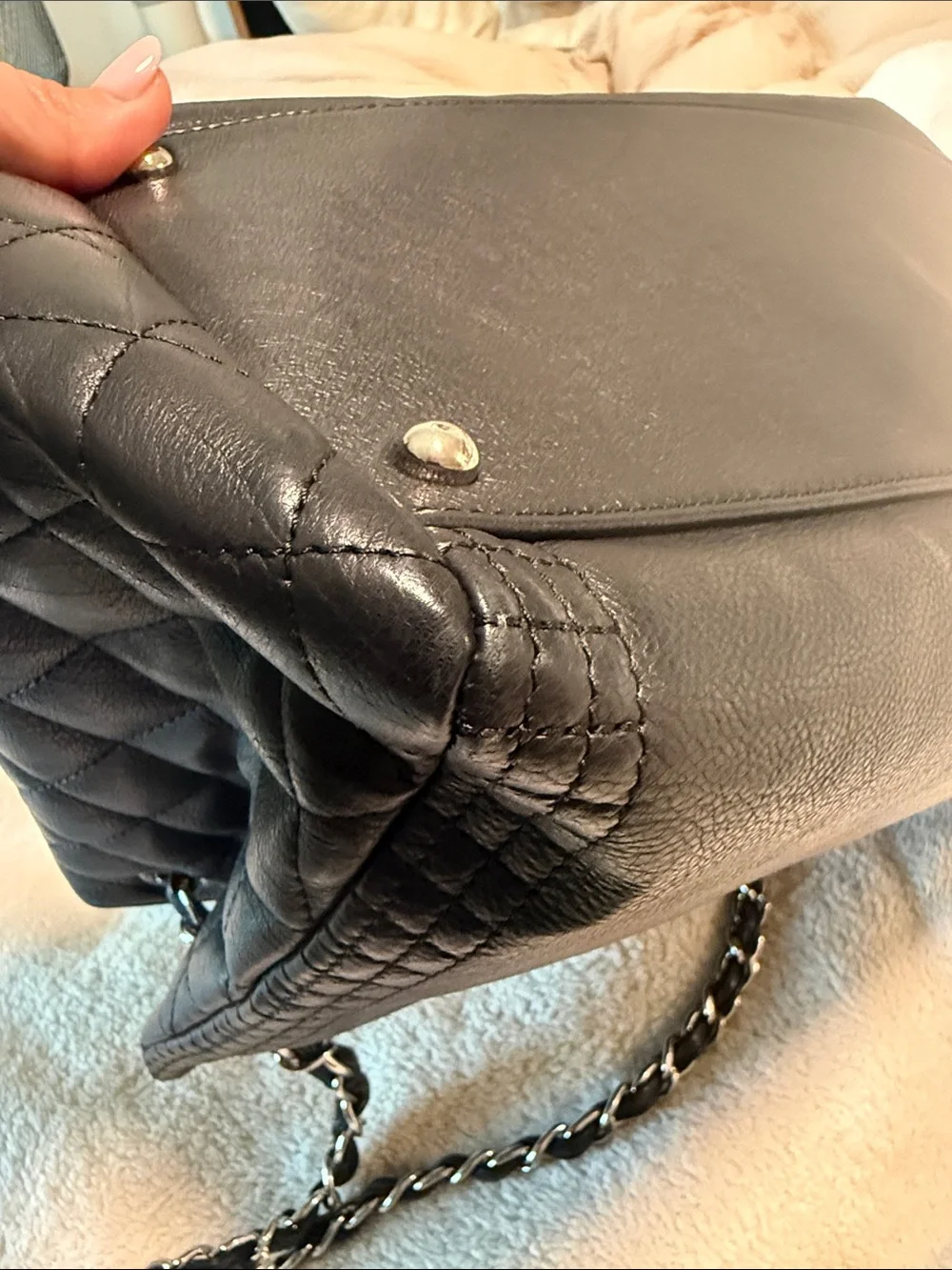 CHANEL Black Quilted Leather Shoulder Bag with Chain Strap